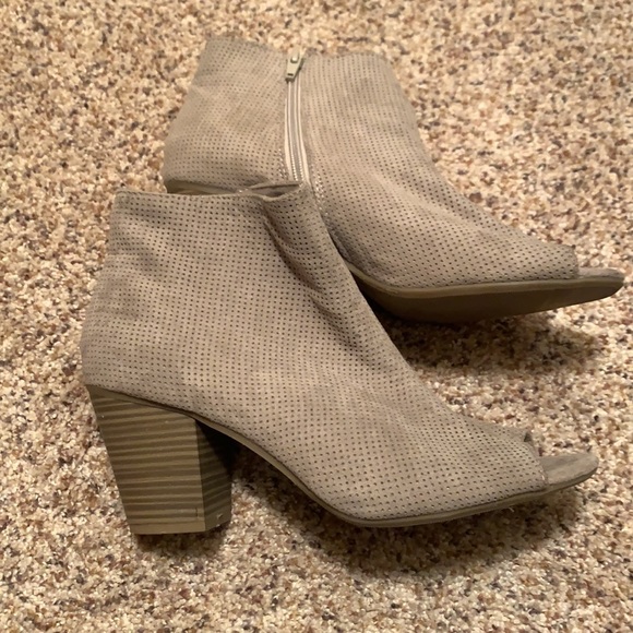 2 pairs Vici & Old Navy open toed booties size 10 - Picture 6 of 8